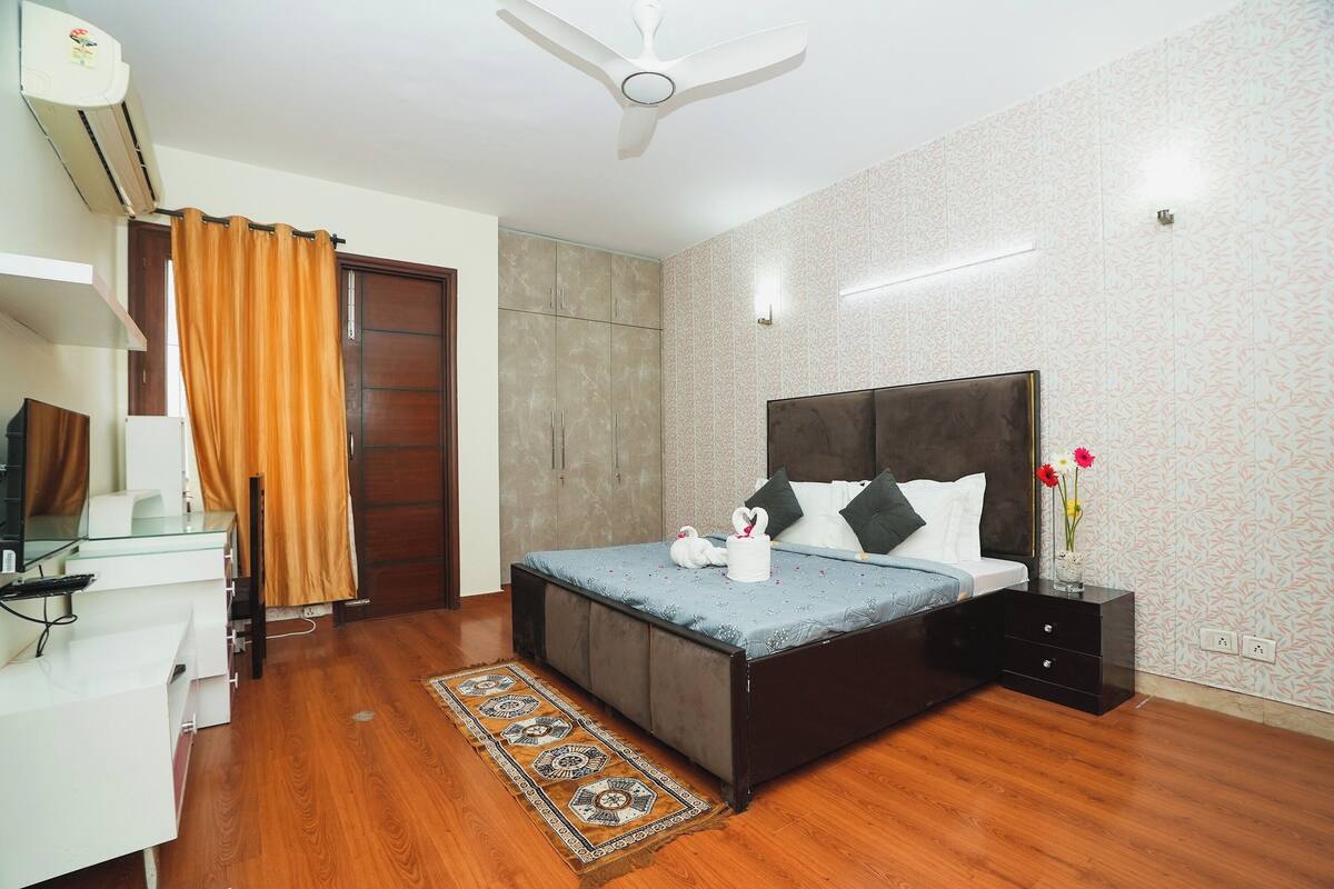 Habitación Deluxe | Caja de seguridad en la habitación y escritorio