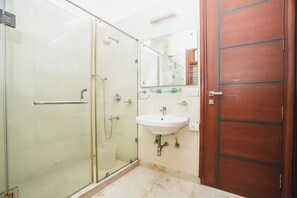 Deluxe Room | Bathroom | Shower, rainfall showerhead, towels