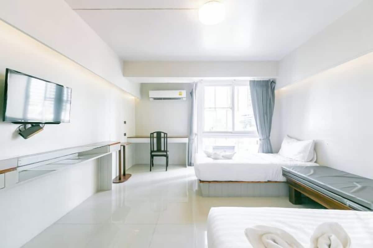 Een bureau, gratis wifi, beddengoed