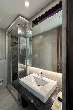 Phòng Cao cấp | Phòng tắm | Buồng tắm vòi sen, vòi sen phun mưa, đồ dùng nhà tắm miễn phí