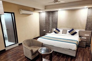 Desk, soundproofing, free WiFi, bed sheets - Hotel Aravali Inn (New Delhi)