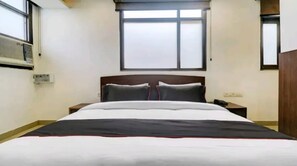 Desk, soundproofing, free WiFi, bed sheets - Hotel Aravali Inn (New Delhi)