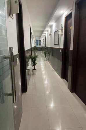 Escritorio, sistema de insonorización, wifi gratis y ropa de cama