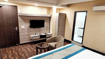 Desk, soundproofing, free WiFi, bed sheets