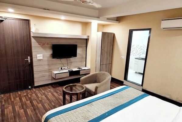 Escritorio, sistema de insonorización, wifi gratis y ropa de cama