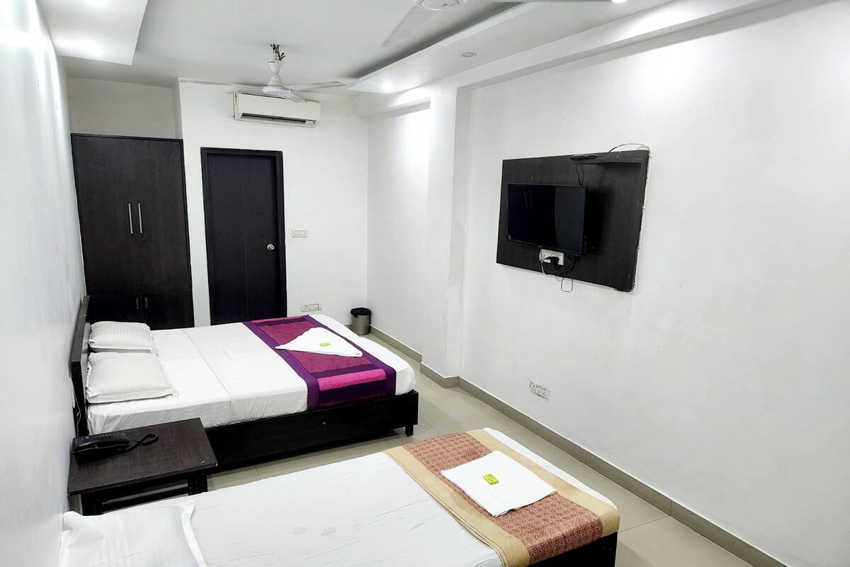 Family Room | Desk, soundproofing, free WiFi, bed sheets