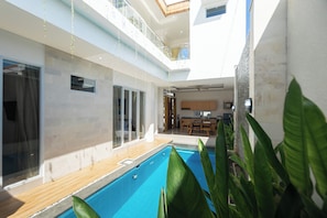 Una piscina al aire libre