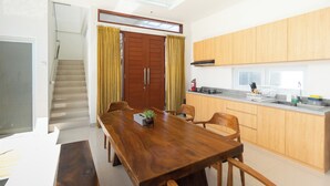 Una cucina moderna con mobili in legno, forno integrato e finestra sopra il lavello.