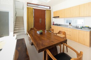 Shared kitchen facilities - Villa Berlian (Kuta)