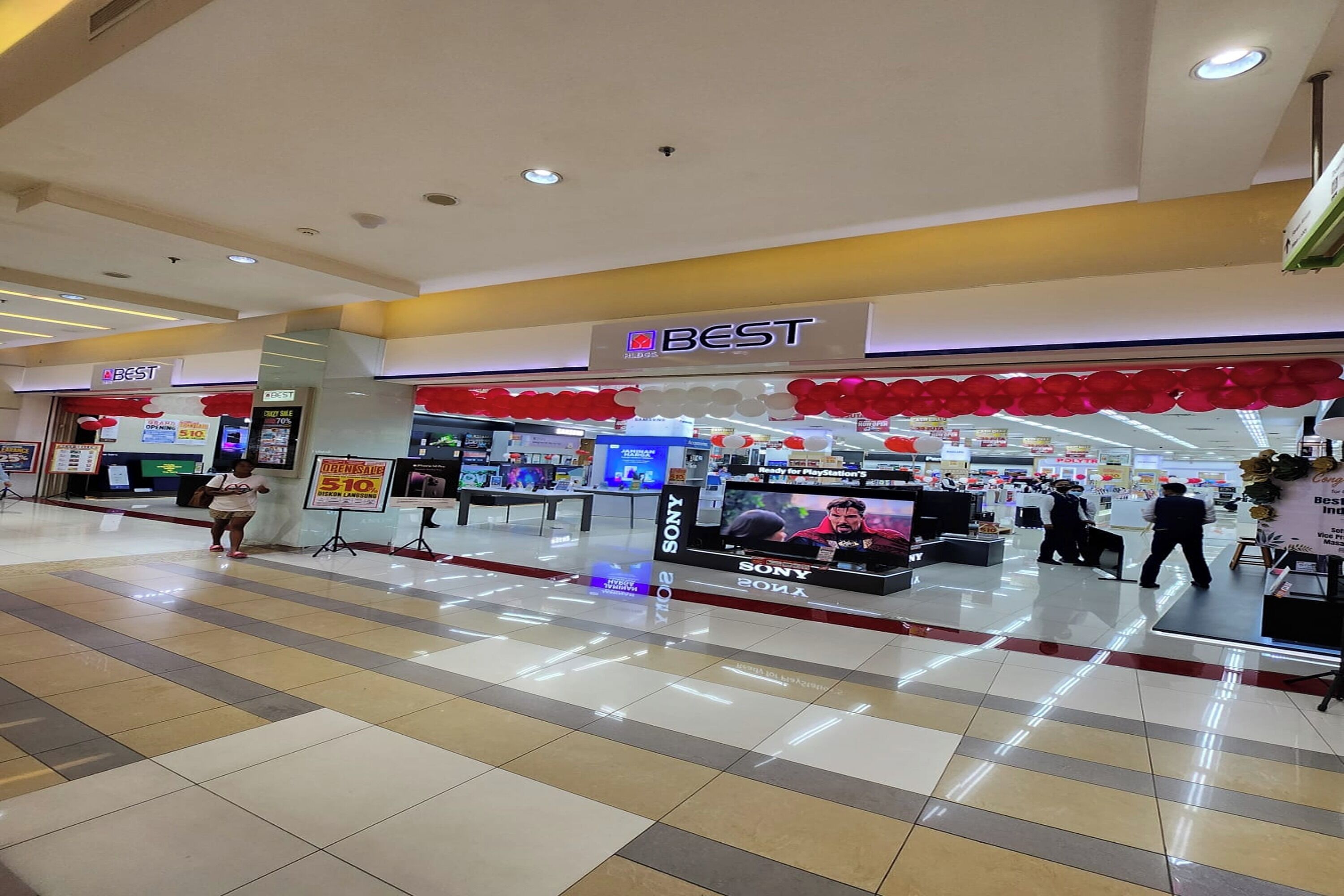A shopping mall with a Sony store and a Best store.