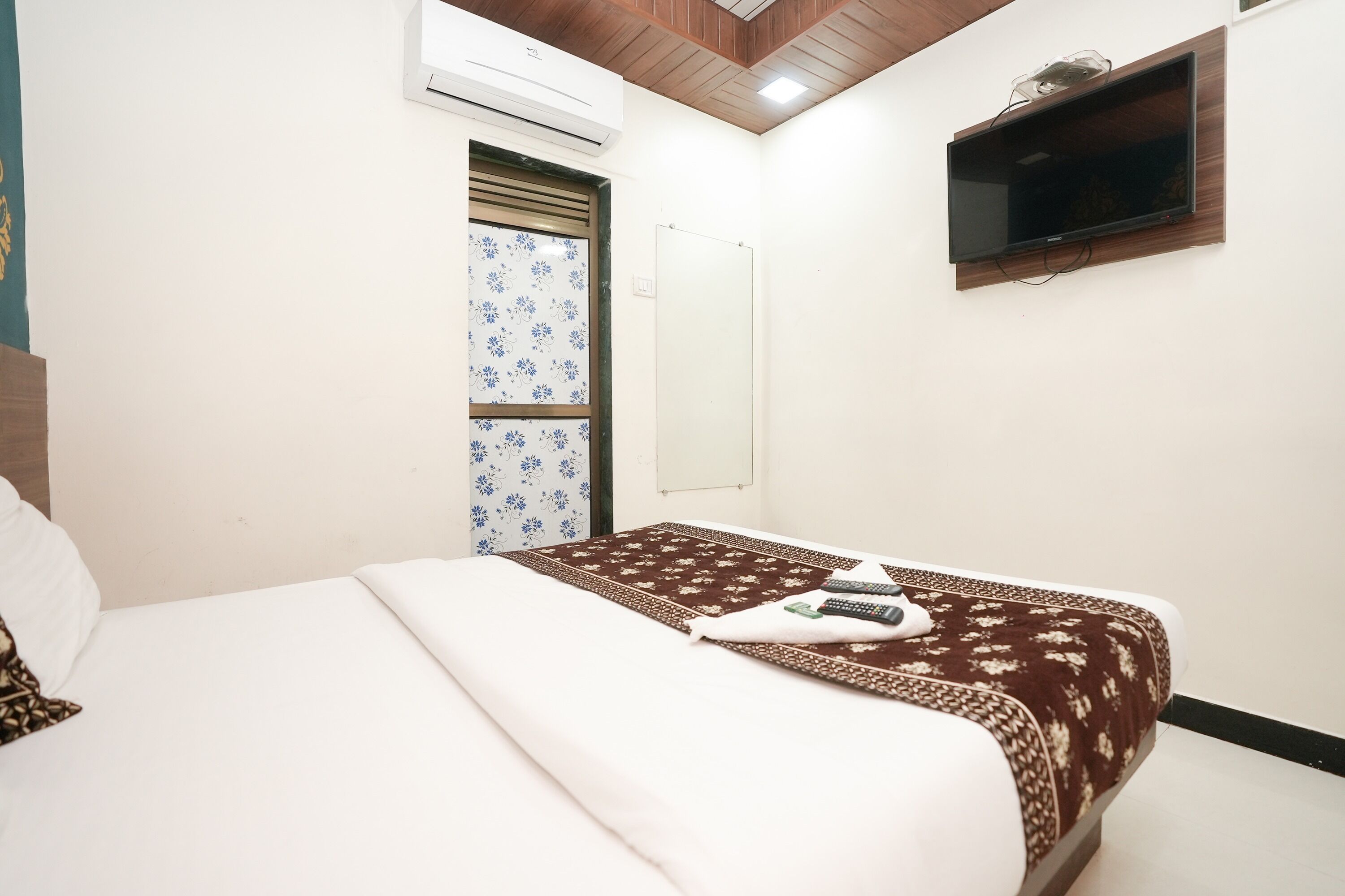 standard room | desk, free wifi, bed sheets