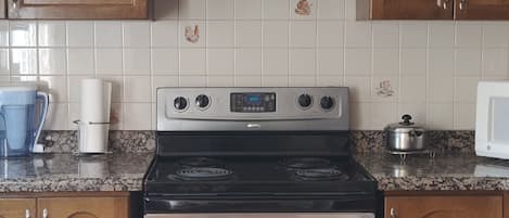Frigorifero, microonde, forno, piano cottura