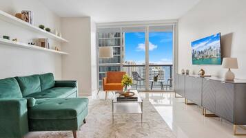 Télévision, cheminée, espaces bureaux