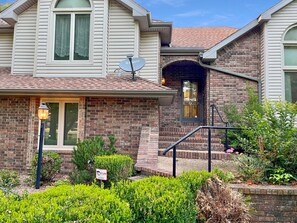 Exterior - Private Pool @ Majestic Oaks, Large House, Air Hockey, Cornhole, Firepit, KingBd (Springfield)