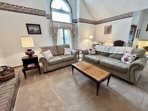 Smart TV, DVD player - Private Pool @ Majestic Oaks, Large House, Air Hockey, Cornhole, Firepit, KingBd (Springfield)