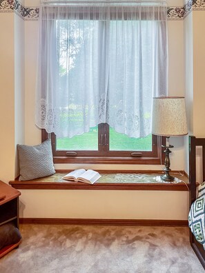 Interior - Private Pool @ Majestic Oaks, Large House, Air Hockey, Cornhole, Firepit, KingBd (Springfield)