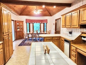 冷蔵庫、電子レンジ、オーブン、コンロ