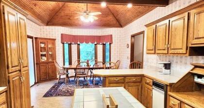 Private Pool @ Majestic Oaks, Large House, Air Hockey, Cornhole, Firepit, KingBd