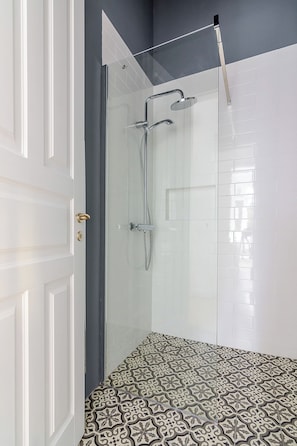 Douche, séchoir à cheveux, serviettes fournies, savon