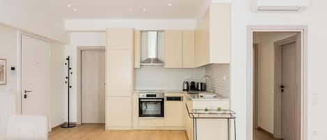 Fridge, oven, stovetop, dishwasher