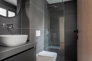 Douche, sĂšche-cheveux, serviettes fournies, savon