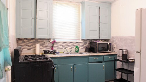 Classic Charm with Simple Modern Flair 10 min from downtown, 5 min to University