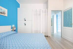 2 bedrooms, iron/ironing board, travel cot, free WiFi - Casa Celeste, relaxation assured... 300 mt from the beach. (Calasetta)