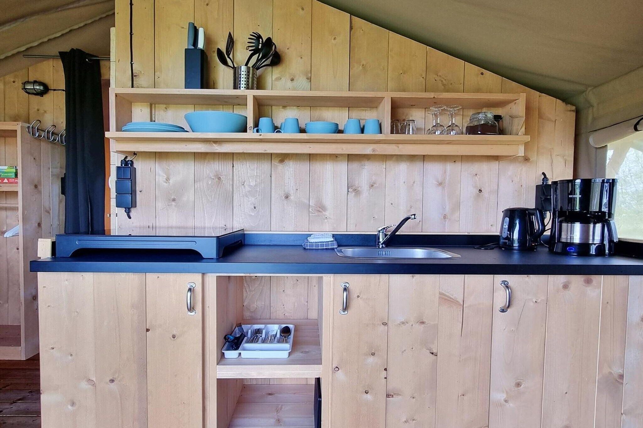 Fridge, stovetop, coffee/tea maker