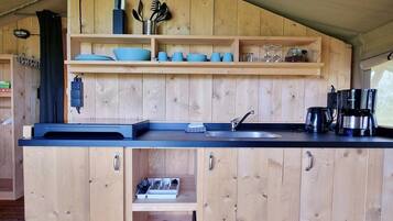 Fridge, stovetop, coffee/tea maker