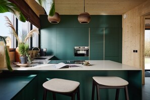 Jääkaappi, mikroaaltouuni, liesi, astianpesukone