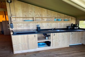 Fridge, stovetop, coffee/tea maker - Waterfront Glamping Escape (De Veenhoop)