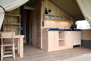 Jääkaappi, liesi, kahvin-/teenkeitin