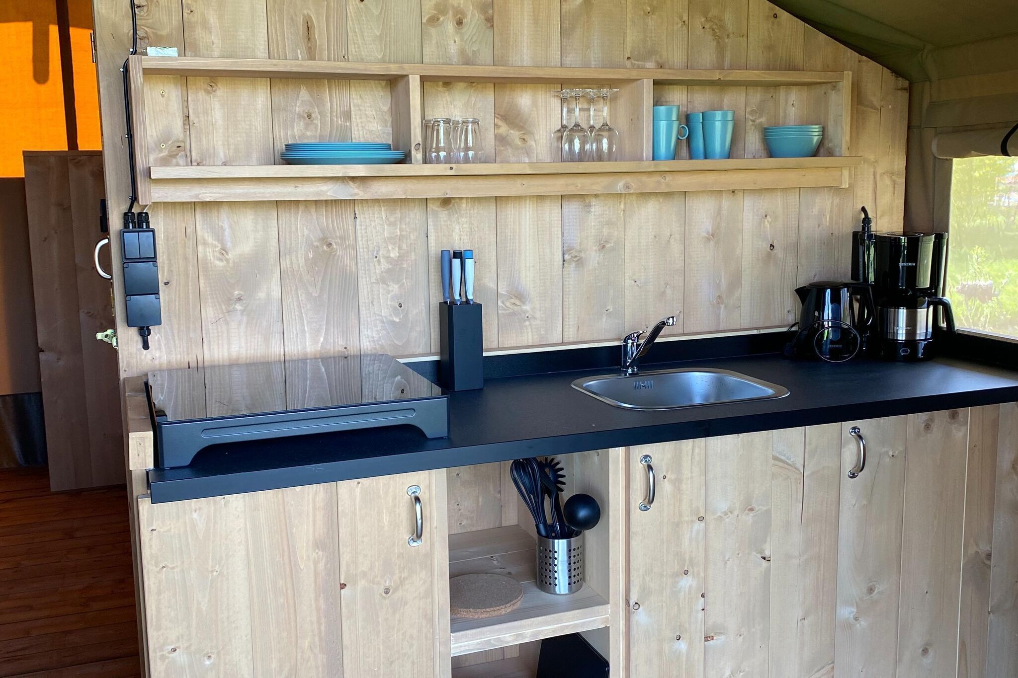Fridge, stovetop, coffee/tea maker