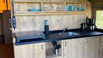 Fridge, stovetop, coffee/tea maker