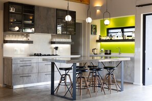Kühlschrank, Mikrowelle, Ofen, Geschirrspüler
