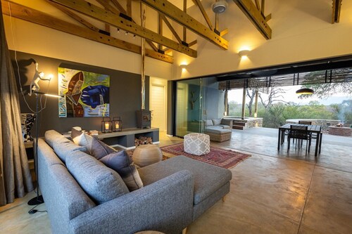 Villa in Hoedspruit with Drakensberg Views