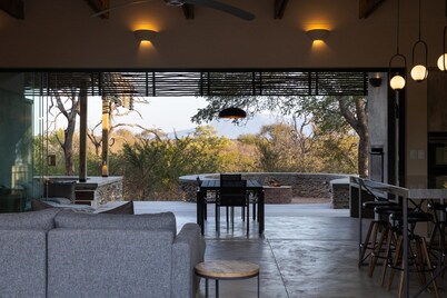 Villa in Hoedspruit with Drakensberg Views
