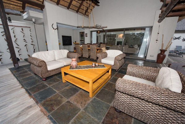 Smart TV, fireplace - Luxury villa with a swimming pool in Hoedspruit (Hoedspruit)