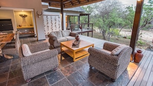 Outdoor dining - Luxury villa with a swimming pool in Hoedspruit (Hoedspruit)