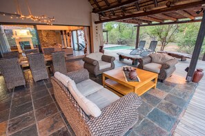 Outdoor dining - Luxury villa with a swimming pool in Hoedspruit (Hoedspruit)