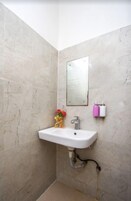 Deluxe Room | Bathroom