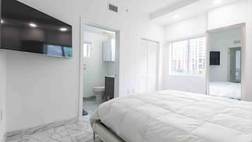 2 habitaciones, escritorio y tabla de planchar con plancha
