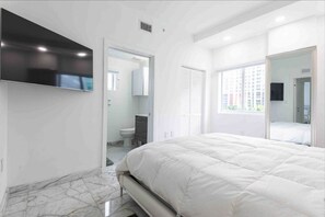 2 camere, una scrivania, ferro/asse da stiro, culla da viaggio