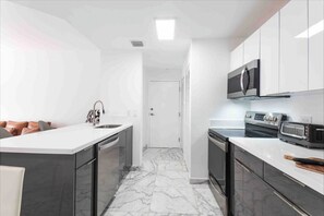 Frigorifero, microonde, forno, piano cottura