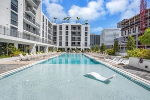 Outdoor pool - Amazing 3 Bed Unit in DWNTWN Miami W/ Free Parking (Miami)
