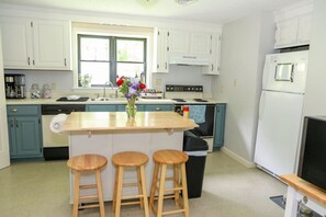 Fridge, microwave, oven, stovetop - Star Brook Gardens by Buffalo Mountain Getaway (Meadows of Dan)