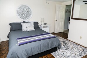 2 bedrooms, desk, iron/ironing board, WiFi