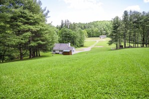 Property grounds - Star Brook Gardens by Buffalo Mountain Getaway (Meadows of Dan)