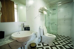 Combined shower/tub, rainfall showerhead, hair dryer, bathrobes - Pasion Hotel (Ha Long)