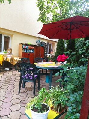 Outdoor dining - Cosy One Bedroom Appartment with Beautiful Garden (Cluj-Napoca)